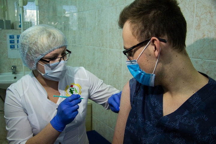 Как новосибирским медикам вкололи вакцину от коронавируса. Фото