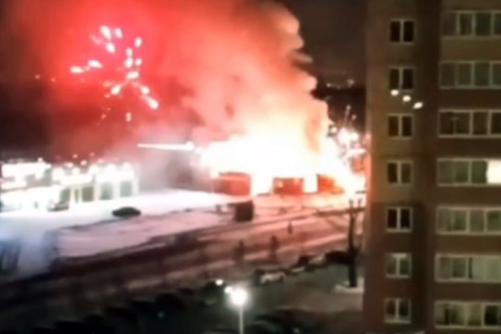 Киоск с пиротехникой вспыхнул в Новосибирске