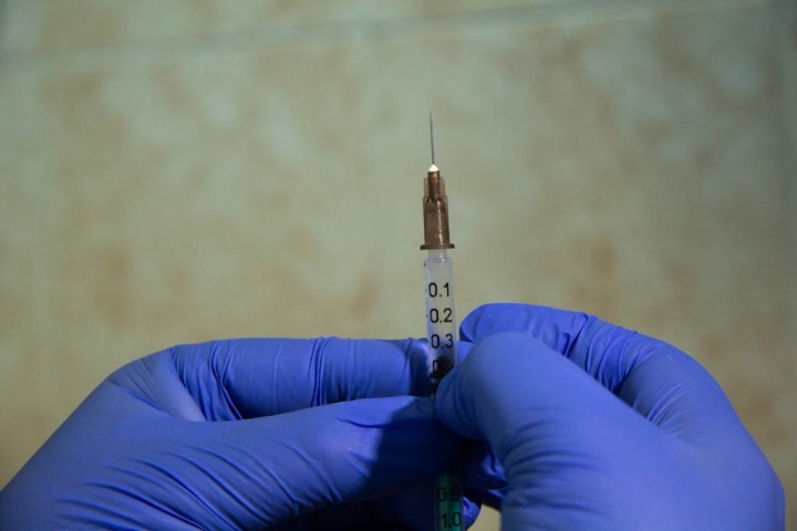 Новосибирцев начинают прививать от коронавируса вакциной «Вектора»