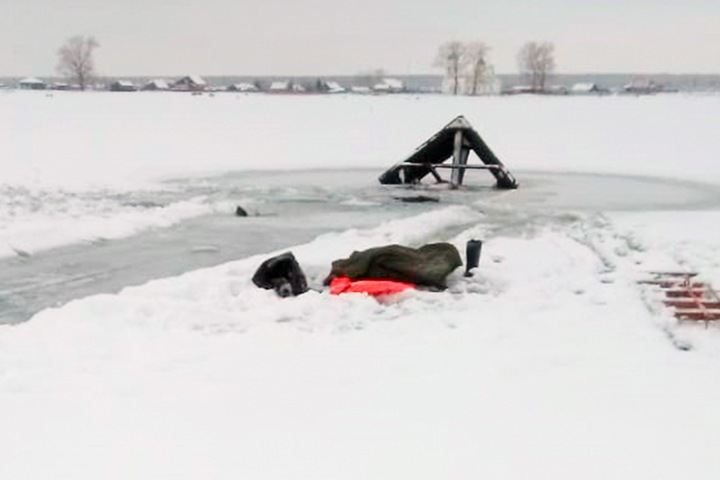 Новосибирец погиб в провалившемся под лед тракторе