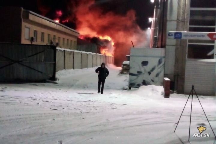 Крупный склад чая и кофе сгорел в Новосибирске