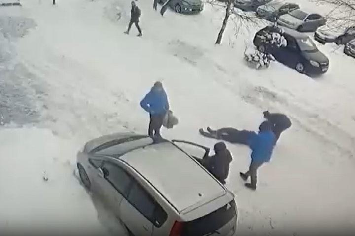 Двое мужчин жестоко избили знакомого под Новосибирском посреди дня