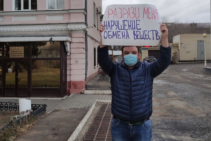 Сотрудника штаба Навального оштрафовали за пикет против главы омского минздрава