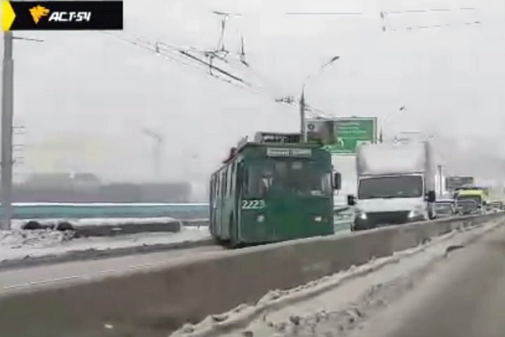 Троллейбус заблокировал Октябрьский мост в Новосибирске