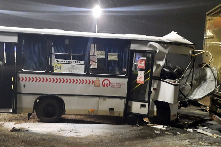 Шестнадцать человек пострадали в аварии с красноярским автобусом