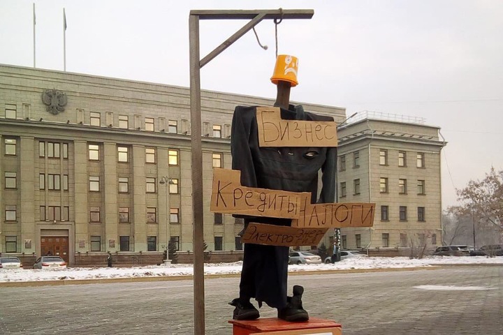 Иркутские бизнесмены поставили виселицу у правительства в знак протеста