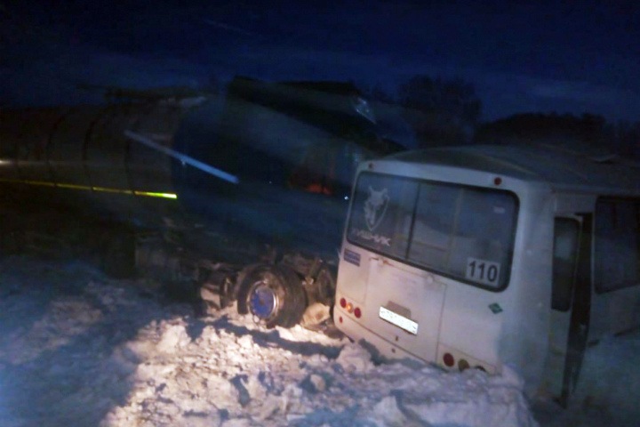 Автобус столкнулся с грузовиком в Новосибирской области: один человек погиб, семеро пострадали