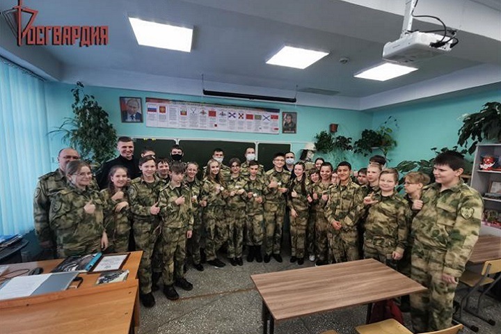 Иркутские школьники получили погоны и звания Росгвардии