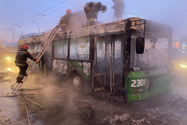 Троллейбус сгорел в Новосибирске. Фото