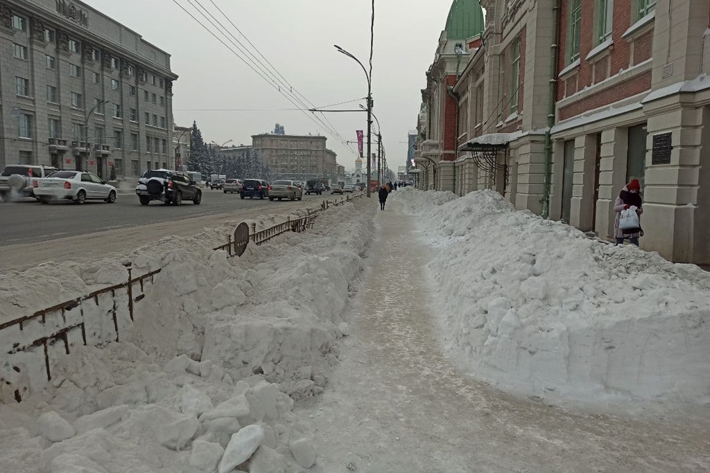 Сугробы раньше. Сугробы в Новосибирске 2021. Сугробы снега на улице. Сугробы на тротуаре. Новосибирск зимой сугробы.