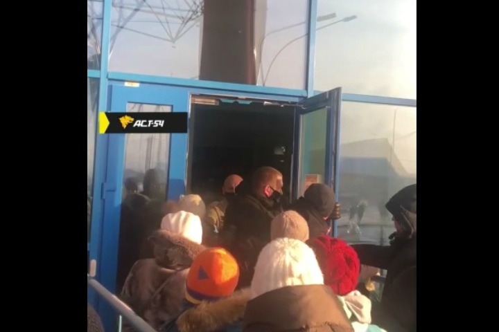 Посетители новосибирского аквапарка разодрались с охраной в огромной очереди