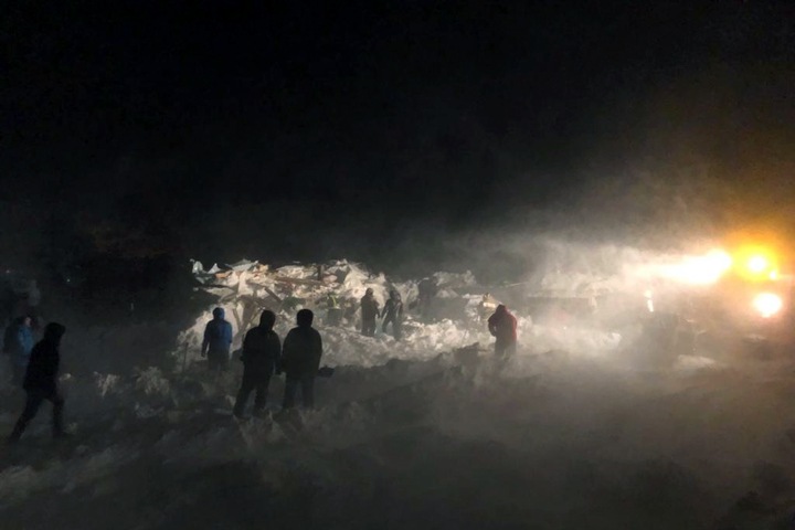 Красноярские спасатели ищут пропавшего при сходе лавины годовалого ребенка