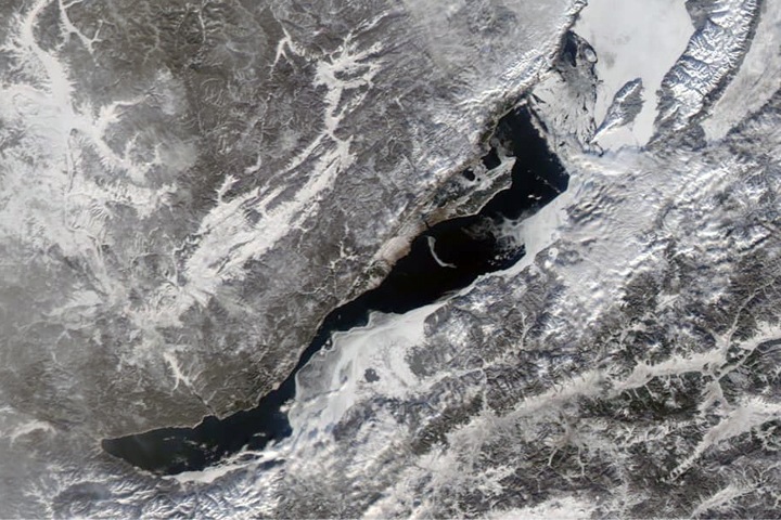 Лед не может встать на Байкале из-за землетрясений