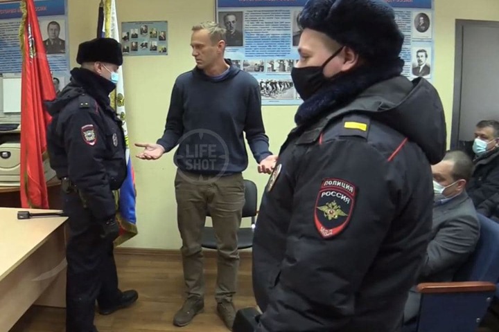 Суд в отделе полиции арестовал Навального: «Выкинули на помойку Уголовно-процессуальный кодекс»