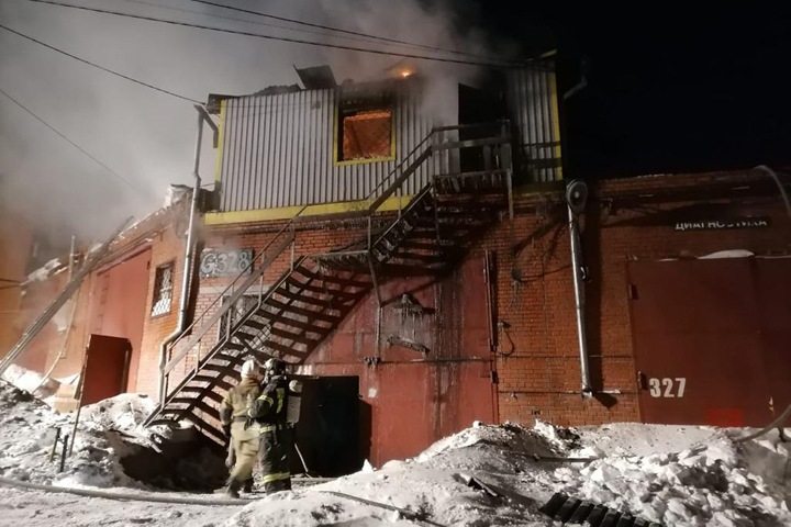 Сгоревшая постройка в новосибирском гаражном кооперативе оказалась жильем. Возбуждено дело