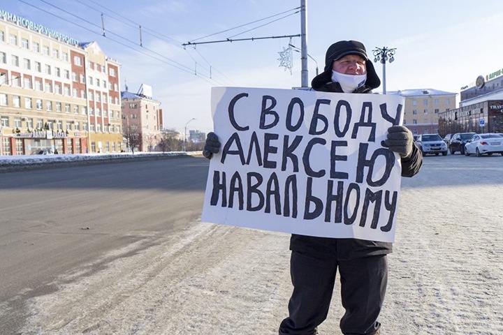 «Путин трясется»: очередные пикеты в поддержку Навального прошли в городах Сибири