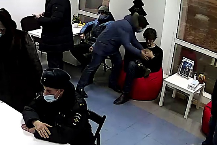 Омский силовик в штатском пытается отобрать телефон без предупреждения. ВИДЕО