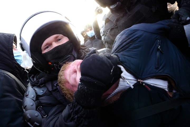 Новосибирское шествие в поддержку Навального, полиция и хороводы. Видео Тайги.инфо