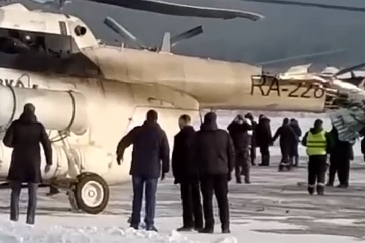 Вертолет врезался в аэропорт в Красноярском крае. Видео