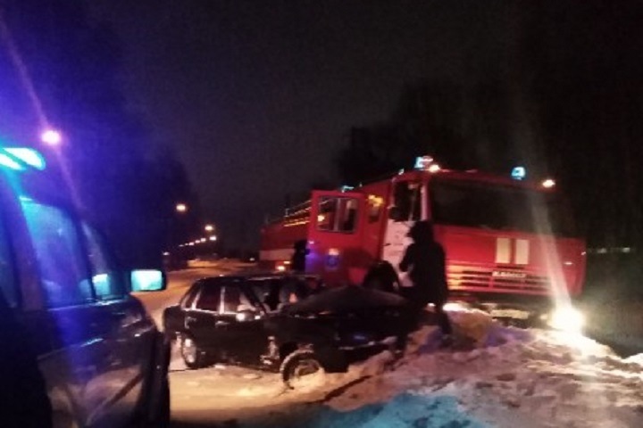 Пожарные врезались в машину с отцом и ребенком под Новосибирском