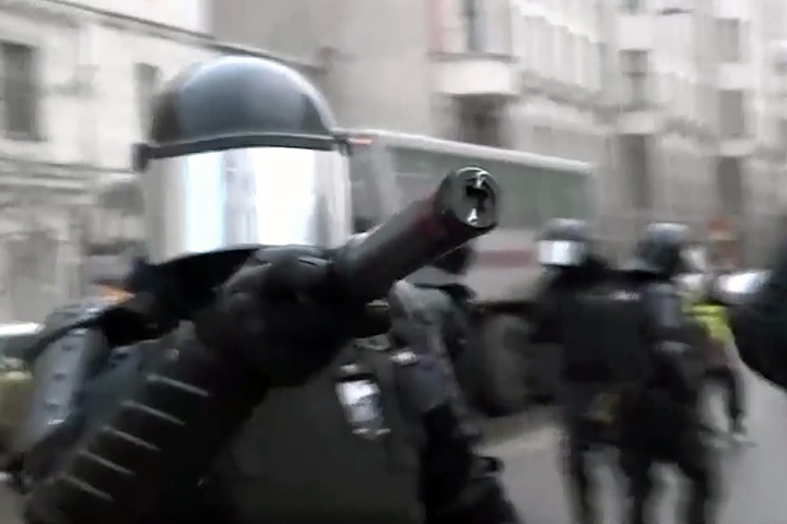 Шокеры, газ и насилие. Как силовики избивали россиян на митингах