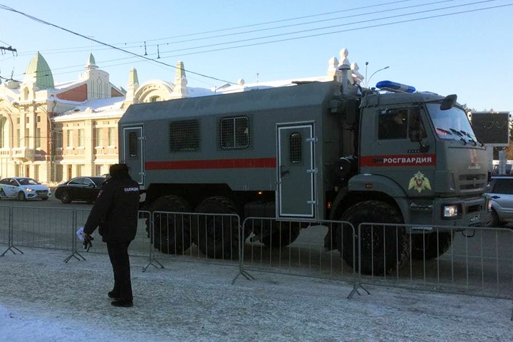 Полиция перекрыла центр Новосибирска и свое управление