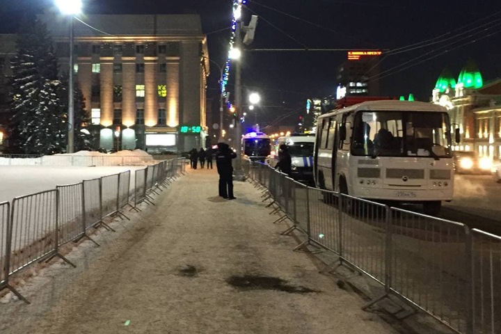 Полицейских десять часов держат на улицах Новосибирска