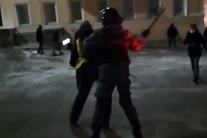 Мирных протестующих и журналистов избили дубинками и шокерами в Москве и Питере