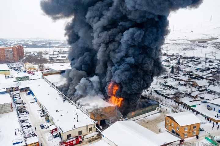 Трое пожарных погибли при тушении авторынка в Красноярске