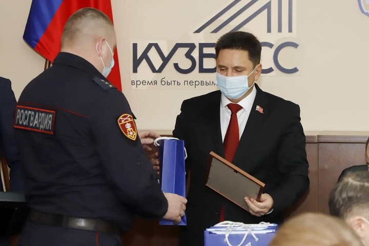 Кузбасские власти наградили росгвардейцев и скрыли их имена и лица
