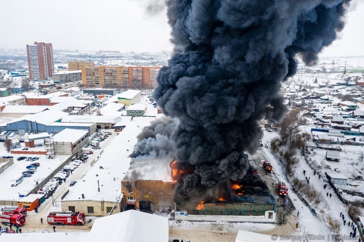 Обнаружены тела погибших при пожаре на складе автозапчастей в Красноярске спасателей
