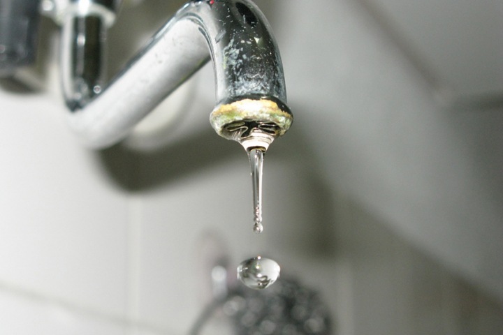 «Мутность есть»: красноярцы могли отравиться из-за технической воды в водопроводе
