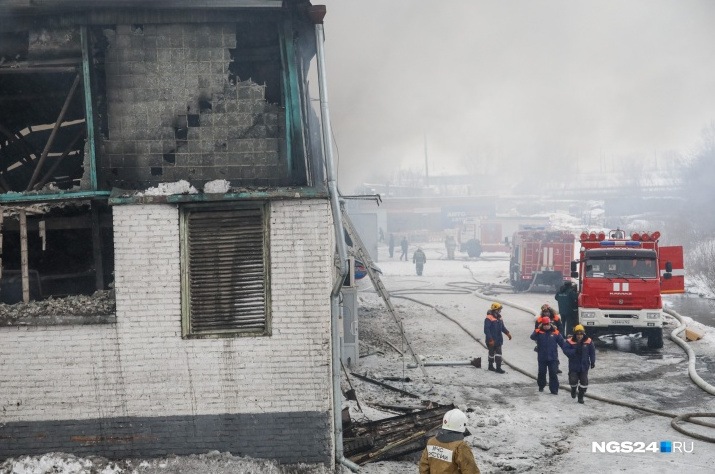 Два уголовных дела возбудили после пожара на складе автозапчастей в Красноярске