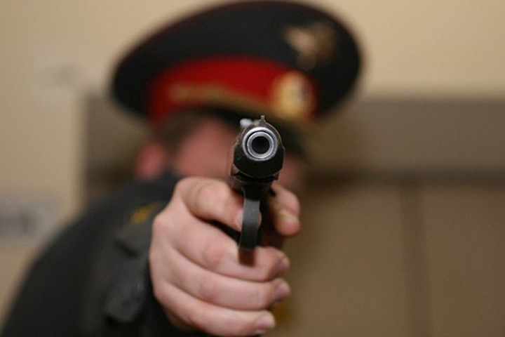 «За это шапки должны полететь»: как петербургский полицейский направил оружие на людей во время акции 31 января