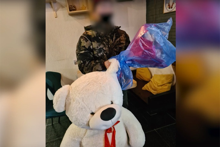 Житель Тувы ограбил микрокредитную организацию, чтобы купить девушке цветы и мишку
