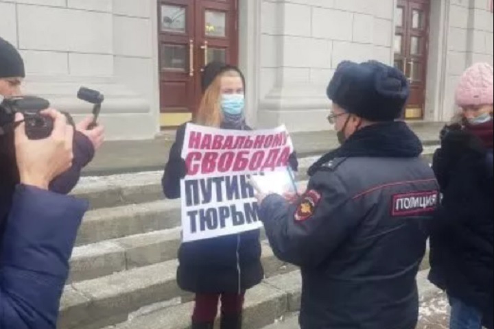 Полиция задержала в Новосибирске девушку с плакатом «Навальному свобода, Путину тюрьма»