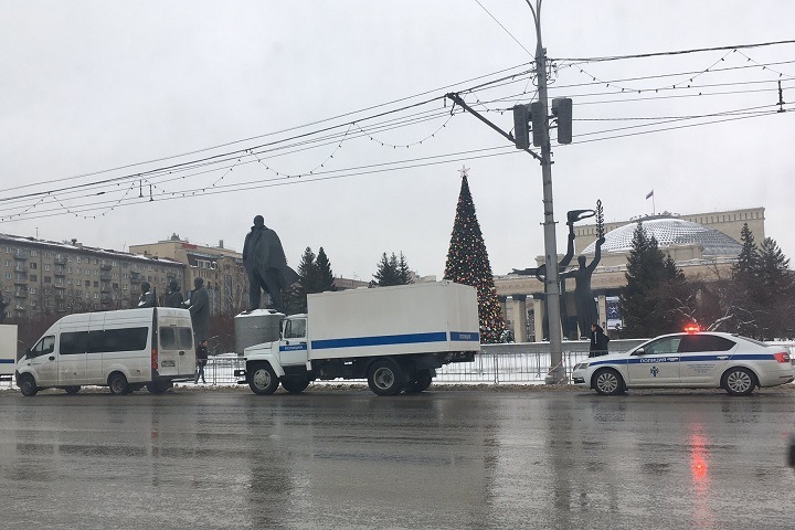 «Осадное положение»: автозаки, полицейские и заборы заполнили центр Новосибирска