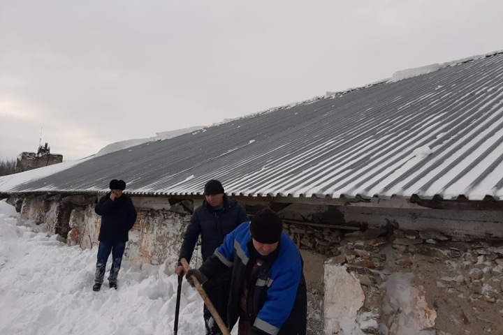 СК завел дело после схода снега с зернохранилища на Алтае. Погибли четыре человека