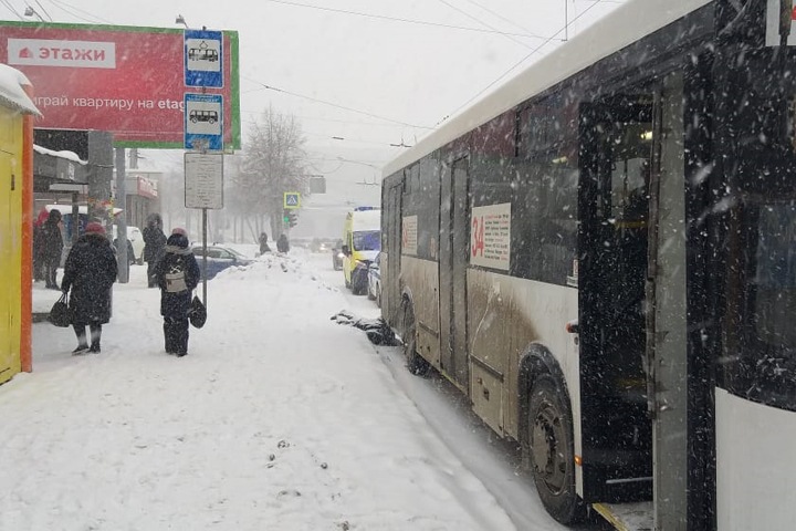 Пассажирский автобус насмерть сбил мужчину на остановке в Новосибирске