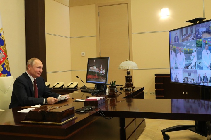 Путин посмеялся после слов о средней зарплате новосибирцев