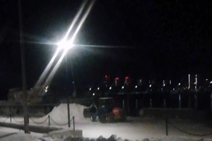 Красноярские дорожники продолжают скидывать снег в Енисей