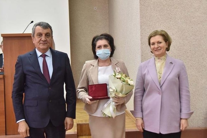 Сибирский полпред и главный санитарный врач РФ без масок вручили награды за борьбу с COVID-19