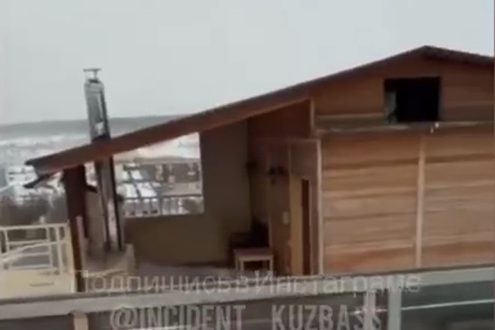 Кемеровская прокуратура проверяет законность размещения бани на крыше многоэтажки