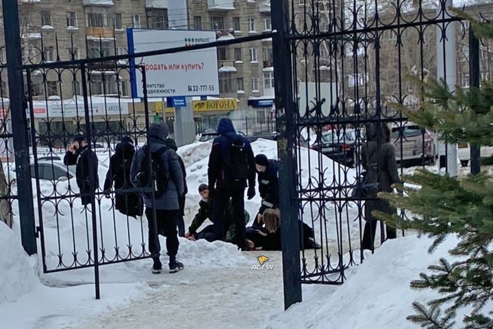 Молодого человека зарезали у ворот Новосибирского технического госуниверситета