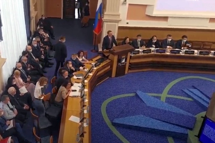 Независимые депутаты покинули сессию горсовета Новосибирска в знак протеста: «На катке вертели»