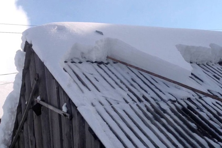 Жительница Кузбасса погибла под лавиной снега с крыши