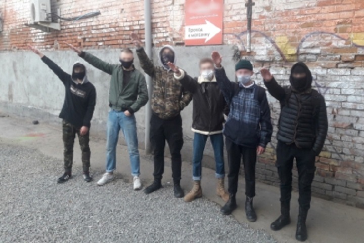 Избивавших антифашистов омских подростков оставили под подпиской