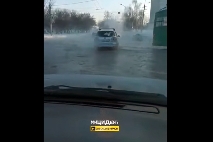 Водопровод прорвало в Новосибирске в двадцатиградусный мороз