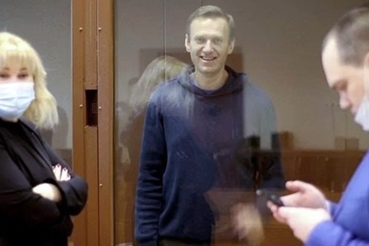 Суд оставил Навального в колонии по делу «Ив Роше»: «Важно не чувствовать себя одиноким»