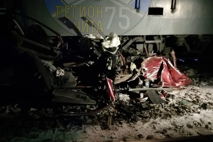 Груда металла: автомобиль столкнулся с двумя поездами в Забайкалье